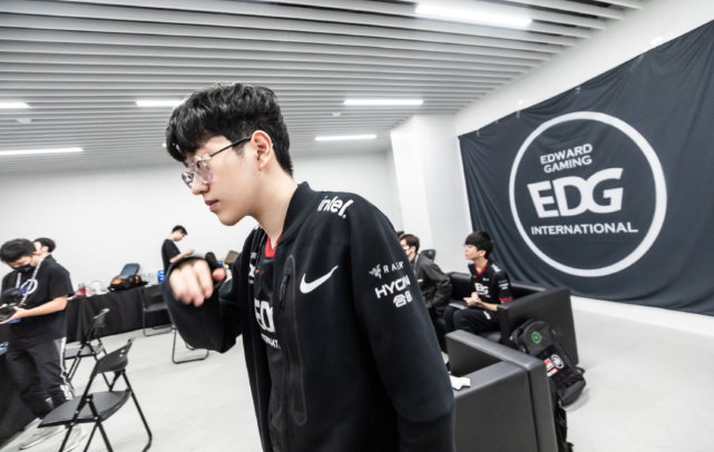 射门让整个 射门让整个